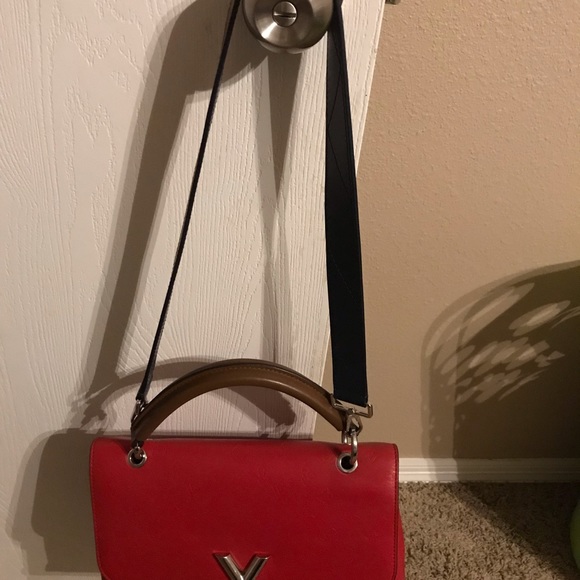 Very one handle bag serial # AH3167 - Picture 3 of 8